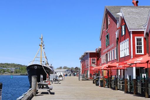 Lunenburg sightseeing tour from Halifax Harbour front