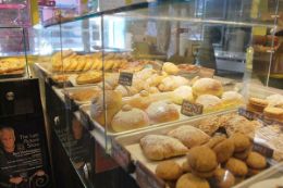 Best places to eat in Victoria BC, bakery, e-bike tour.