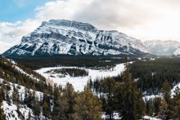 Banff sightseeing tour in winter - mountain view