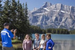 Banff Wildlife Tour and Gondola Lake Minnewanka