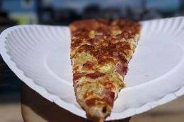 places to eat in Victoria BC hawaiian pizza