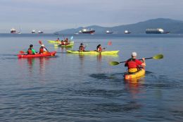 Guided tour Vancouver sightseeing attractions by kayak at sunset