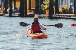  Vancouver Kayak Tour paddler