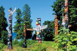 Stanley Park Totem Poles on Vancouver sightseeing tour.