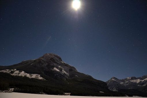 Kananaskis snowshoeing tour, full moon