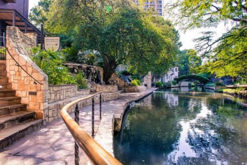 San Antonio 1.5-hour Walking Tour with River Walk Cruise
